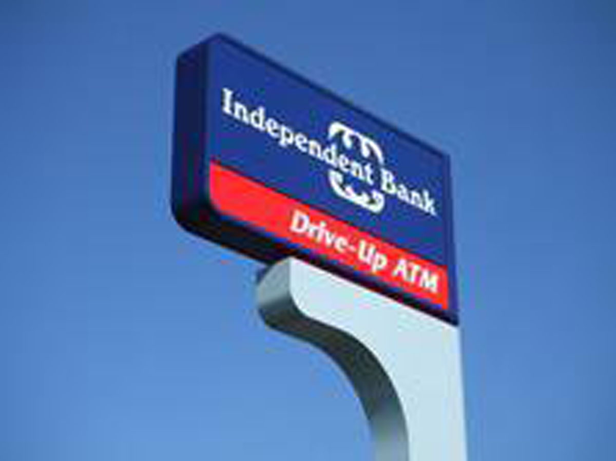 Pole and Pylon sign for Independence Bank made by Priority Signs & Graphics in Dallas, TX