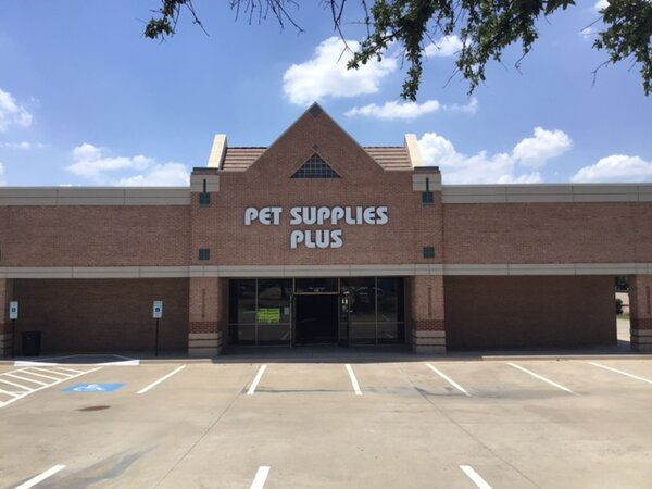 Installing building sign of Pet Supplies Plus in Dallas, TX