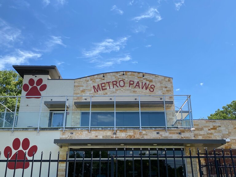 Vinyl sign of Metro Paws designed by Priority Signs & Graphics