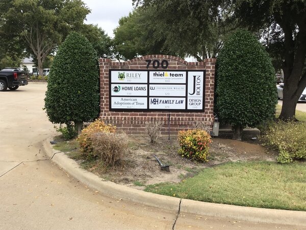 700 outdoor monument signs for businesses in Dallas, Texas