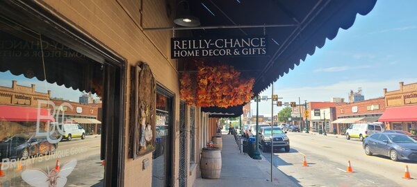 Hanging metal sign for Home Decore & Gifts storefront